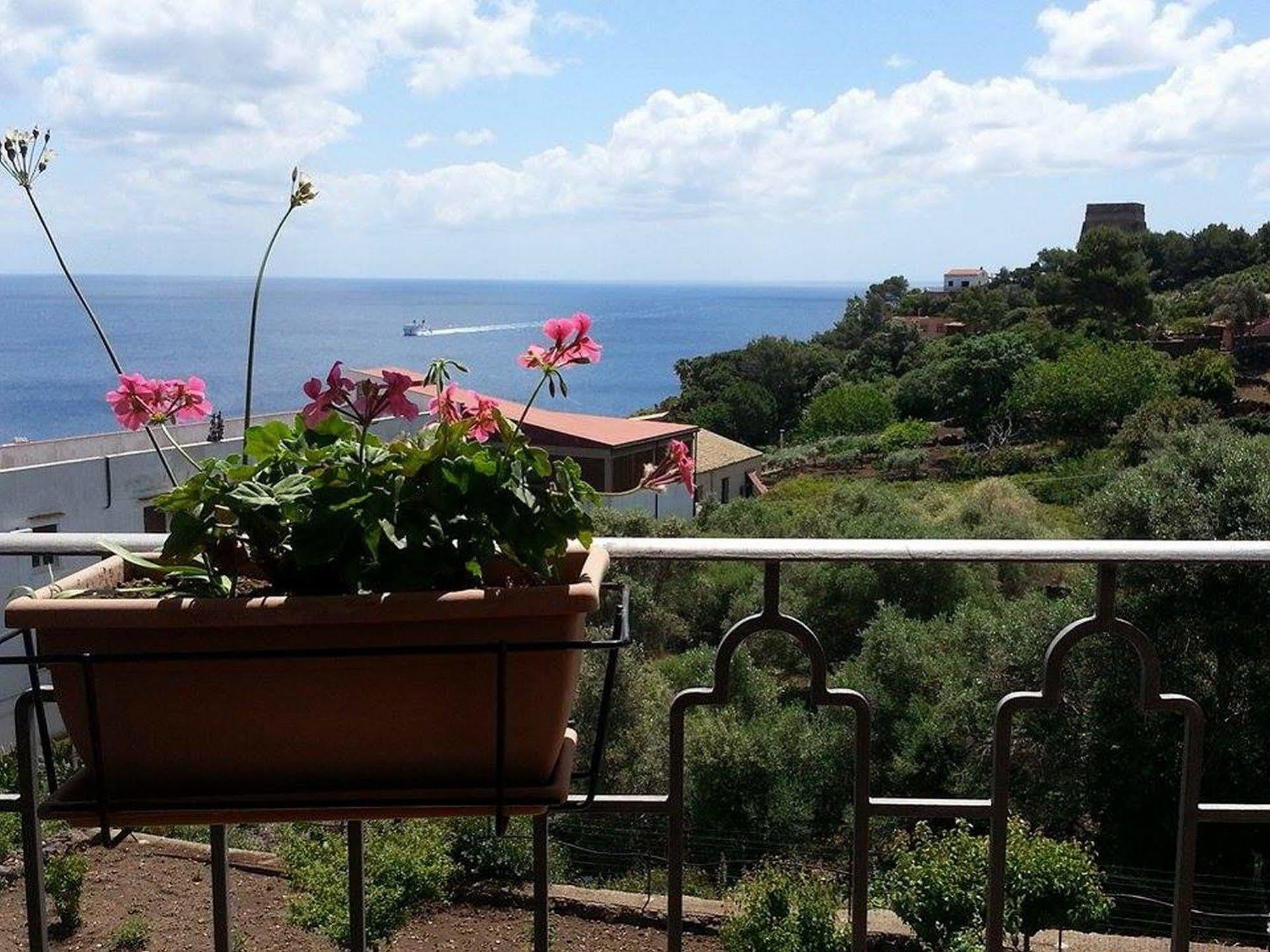 Hotel Clelia Isola di Ustica Екстер'єр фото